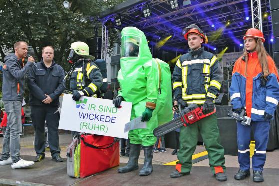 Die Freiwillige Feuerwehr der Gemeinde Wickede (Ruhr) und andere Gruppierungen der Gemeinde präsentierten sich auf dem Laufsteg vor der Bühne. Links: Moderator Alexander Heine FOTO: ANDREAS DUNKER