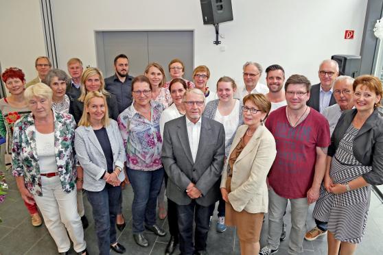 Ehemalige und amtierende Pädagogen des Lehrerkollegiums der Gerken-Hauptschule bei der "Schließungsfeier" FOTO: ANDREAS DUNKER
