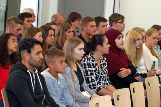 Schüler des letzten Jahrgangs der Wickeder Gerken-Hauptschule waren auch unter den geladenen Gästen. FOTO: ANDREAS DUNKER