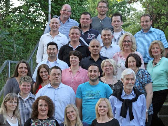 Nicht mit auf dem Gruppenbild: Adis Nuhanovic, der "zwischendurch" mal noch kurz zu einem Partyservice-Termin außer Haus musste. Denn auch der Gastronom des Restaurants "Bürgerstuben" gehört zum Entlassjahrgang 1990 der Gerken-Schule. Als ehemaliger Mitschüler und heutiger Bürgerstuben-Wirt hatte er also eine Doppelrolle als Gast und Gastgeber. FOTO: ANDREAS DUNKER