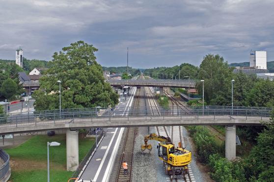 Gleisbauarbeiten mit einem Schienenbagger am Bahnhof in Wickede LUFTAUFNAHME: ANDREAS DUNKER / WWW.NRW-IMAGE.DE