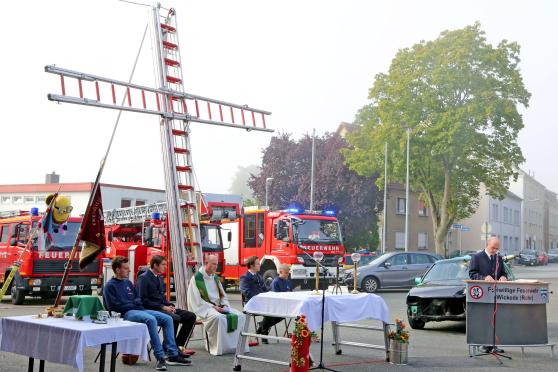 "Der etwas andere Gottesdienst" vor dem Feuerwehr-Gerätehaus in Wickede ARCHIVFOTO: ANDREAS DUNKER