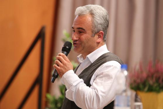 Vom Zuhörer zum Sprecher im Podiumskreis: der Wickeder Murat Güneser vom Alevitischen Kulturverein in Menden, einer islamischen Glaubensrichtung FOTO: ANDREAS DUNKER