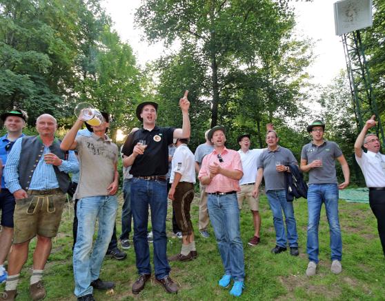 Feierten ihren Sieg: die Handballer des Turnvereins FOTO: ANDREAS DUNKER
