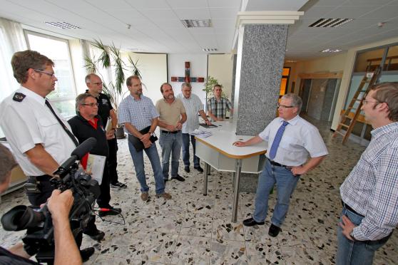 Präsentation vor Pressevertretern im Foyer – links neben dem Pfeiler steht Timo Maier – dahinter das große Wandkreuz mit Korpus. ARCHIVFOTO: ANDREAS DUNKER