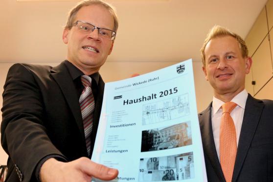 Bürgermeister Dr. Martin Michalzik (CDU) und sein Kämmerer Christian Wiese (von links) stellen den Haushalt der Gemeinde Wickede (Ruhr) vor. FOTO: ANDREAS DUNKER
