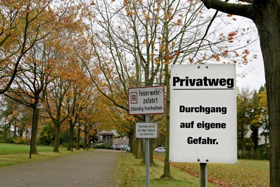 Das alte Schild „Privatweg – Durchgang auf eigene Gefahr“ wurde wohl heute wieder neu am Heilig-Geist-Kloster aufgestellt. FOTO: ANDREAS DUNKER