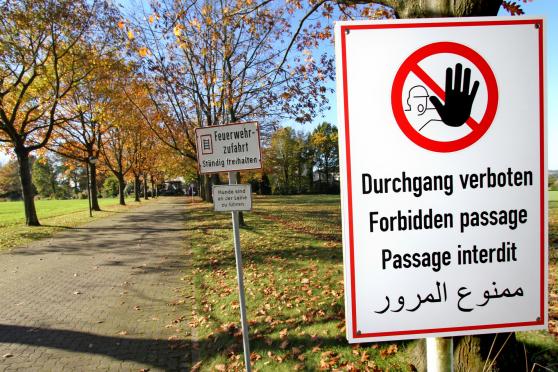 Das neue Schild gehört schon wieder der Vergangenheit an und ist durch das alte wieder ersetzt worden. FOTO: ANDREAS DUNKER