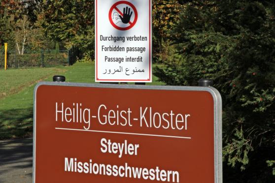 In vier Sprachen: „Durchgang verboten“ FOTO: ANDREAS DUNKER