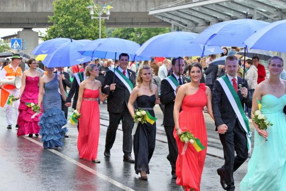 Blaue Schirme anstelle von blauem Himmel über den Köpfen: der Büdericher Hofstaat mit Paaren aus Wickede, Wiehagen und Schlückingen FOTO: ANDREAS DUNKER