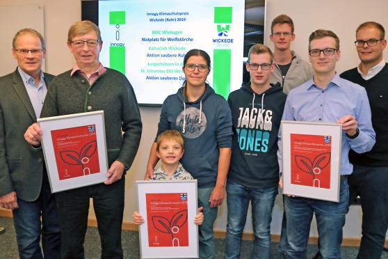 Bürgermeister Dr. Martin Michalzik (CDU), Friedhelm Koch vom Motor-Sport-Club Wiehagen, Jakob und Stefanie Bank vom Kanu-Club Wickede (Ruhr), Vincent Goeke, Benedikt Knieper und Jonas Goeke von den Jungschützen der St.-Johannes-Bruderschaft Wimbern sowie Johannes Kobeloer vom Versorgungsunternehmen "innogy" (von links) mit den Urkunden des Klimaschutzpreises für die Gemeinde Wickede (Ruhr) FOTO: ANDREAS DUNKER