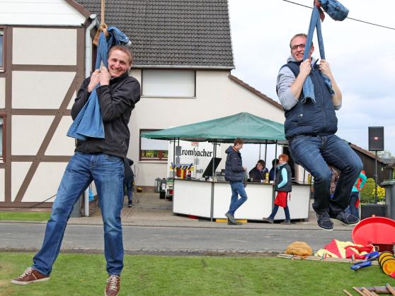 Das Kräftemessen der jungen Burschen beim "Jeans-Hängen" ist nur eine der zahlreichen Attraktionen beim Dorffest Schlückingen. FOTO: ANDREAS DUNKER 