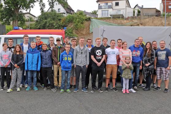 Die Reisegruppe der Wickeder Jugendfeuerwehr vor der Abfahrt FOTO: ANDREAS DUNKER