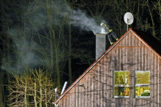 Feuerwehrmänner: Mit der Leiter aufs nasse Dach und von oben in den brennenden Kamin geschaut FOTO: ANDREAS DUNKER