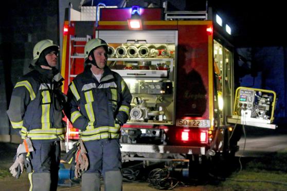 Mittels eines Stromgenerators und großer Scheinwerfer sorgten die Feuerwehr-Männer in der dunklen Nacht für die Beleuchtung des Außenbereiches in Wimbern FOTO: ANDREAS DUNKER