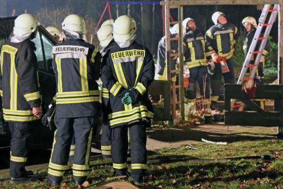 Weitestgehend zur Untätigkeit verurteilt: die restlichen Feuerwehrleute unten am Haus mit dem Kaminbrand FOTO: ANDREAS DUNKER