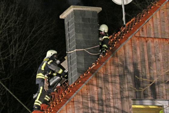Selbstsicherung mit Seilen und Atemschutzmasken gegen giftige Gase