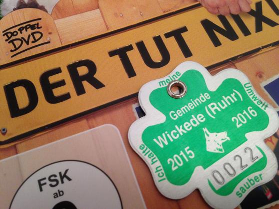 Auf einer Video-DVD des fernsehbekannten Hundetrainers Martin Rütter mit dem Titel „Der tut nix!“ liegt die aktuelle Hundesteuermarke der Gemeinde Wickede (Ruhr) für 2016. FOTO: ANDREAS DUNKER