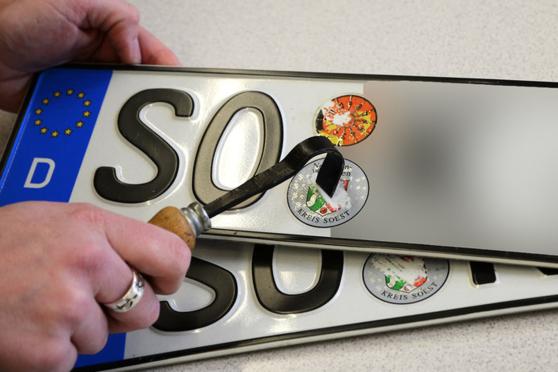 Wenn mahnende Scheiben nicht geholfen haben, werden Kennzeichen mit dem Schaber entstempelt. Der mit Abstand häufigste Grund für Post von der Zulassungsstelle war im vergangenen Jahr einmal mehr mangelnde Sorgfalt beim Versicherungsschutz. SYMBOLBILD: JUDITH WEDDERWILLE / KREIS SOEST