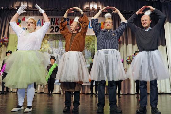 "Schwanentanz" mit Linda Kalde sowie den örtlichen Seelsorgern Christian Klein, Alexander Plümpe und Thomas Metten FOTO: ANDREAS DUNKER