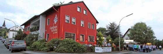 Neben der Kirche hat Echthausen nun auch wieder ein eigenes Wirtshaus. Das Dorf feierte dies mit einem kleinen Volksfest mit mehreren Hundert Besuchern. FOTO: ANDREAS DUNKER