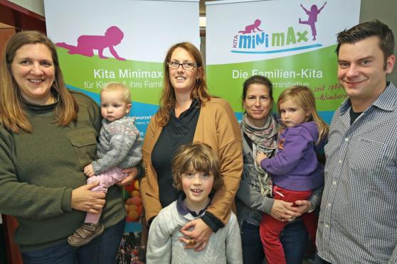 Vorstandsmitglieder der Elterninitiative zusammen mit Kindern FOTO: ANDREAS DUNKER