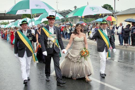 Das Wickeder Königspaar Dietmar und Carina Wrede aus den Reihen der Handball-Abteilung des Turnvereins bei der Parade vor dem Bahnhof FOTO: ANDREAS DUNKER