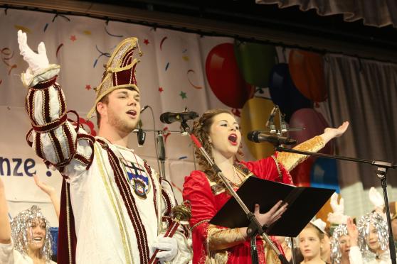 Das Karnevalsprinzenpaar der Session 2015/2016: Dennis Kampmann und Sarah Gebhardt bei der großen Karnevalssitzung der Kolpingsfamilie im Bürgerhaus in Wickede ARCHIVFOTO: ANDREAS DUNKER