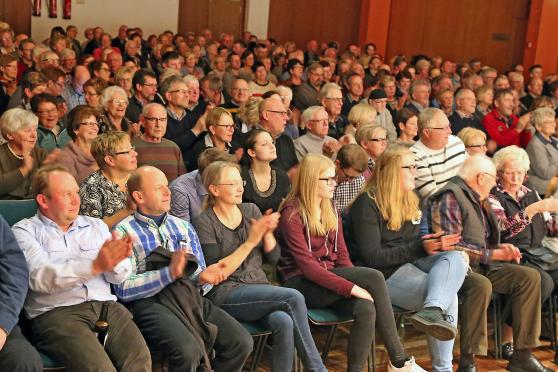Begeistertes Publikum nach der Theater-Aufführung der Kolping-Laienspielschar FOTO: ANDREAS DUNKER