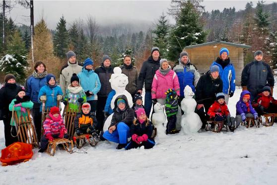 Die "Jungen Familien" der Wickeder Kolpingfamilie im Schnee im Sauerland FOTO: KOLPING