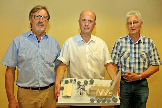 Kolping-Vorsitzender Bernhard Arndt, Pfarrer Thomas Metten und Kirchenvorstandsmitglied Peter Hesse (von links) mit dem Modell des neuen Pfarrzentrums FOTO: ANDREAS DUNKER