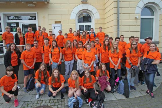 Vor der Abfahrt: die Ameland-Ferienkinder und einige ihrer Betreuer vor dem Wickeder Bahnhof FOTO: ANDREAS DUNKER