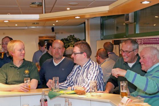 Der gemütliche Teil: Klönen an der Theke FOTO: ANDREAS DUNKER