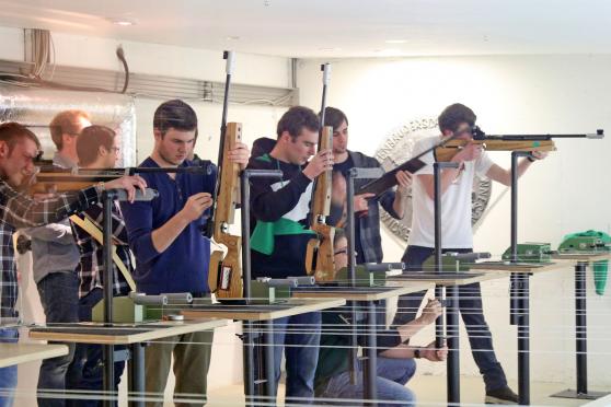 Vorbereitung der Gewehre auf dem Schießstand FOTO: ANDREAS DUNKER