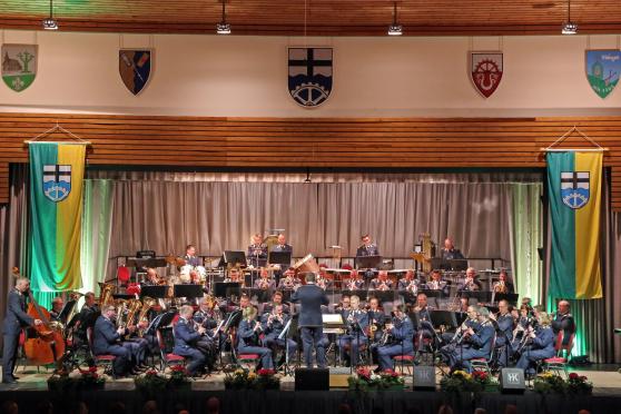 Eine Bühnenerweiterung für große Ensemble wird immer wieder bei Konzerten genutzt. Eine kleinere Bühne muss hingegen stets eigens mit externem Equipment aufgebaut werden. ARCHIVFOTO: ANDREAS DUNKER