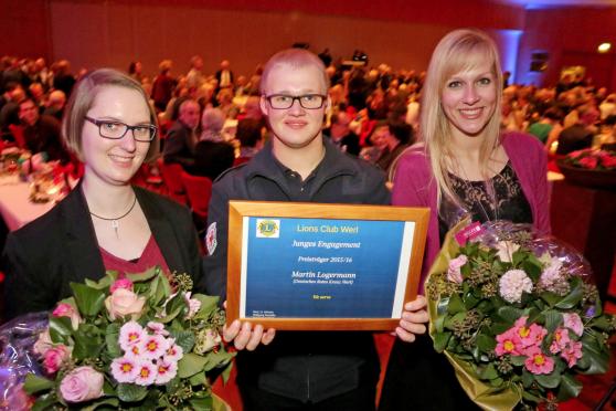Christiane Kiko (22) aus Westönnen, Martin Logermann (21) aus Büderich und Alina Brinkmann (24) aus Ense wurden mit dem Preis „Junges Engagement“ ausgezeichnet. FOTO: ANDREAS DUNKER