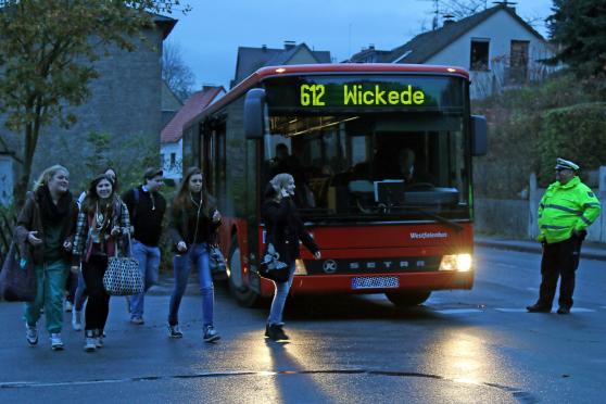 Der Schulbus musste wenden – die Kinder zu Fuß den Berg zur Gerken-Schule hinauf laufen. FOTO: ANDREAS DUNKER