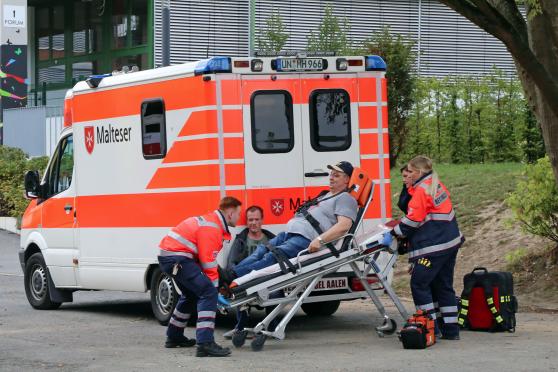 Rettungstransportwagen und ein Patienten-Darsteller auf einer Trage FOTO: ANDREAS DUNKER