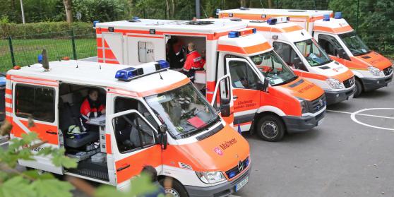 Rettungswagen, die vor der Fahrt zum Einsatz, erst einmal auf dem Parkplatz rangieren müssen, weil sie nicht in Ausfahrtrichtung stehen. FOTO: ANDREAS DUNKER