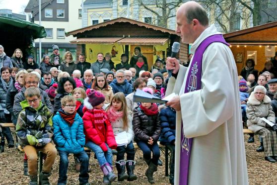 Pfarrer Thomas Metten gestaltete die Messe als Familiengottesdienst und sprach vor allem die Kinder an. FOTO: ANDREAS DUNKER