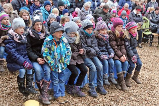 Jung und Alt bei der heiligen Messe auf dem Markt FOTO: ANDREAS DUNKER