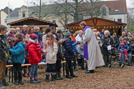 Händeschütteln zum Friedensgruß: Vikar Alexander Plümpe ging von der Bühne unter’s Volk. FOTO: ANDREAS DUNKER
