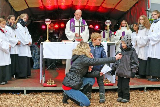 Die Bühne auf dem Wickeder Weihnachtsmarkt als Altarraum: Kindergarten-Steppkes gestalteten den Gottesdienst mit. FOTO: ANDREAS DUNKER