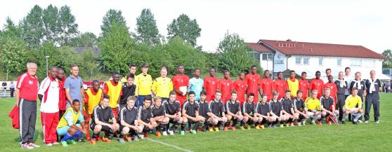 Gruppenbild vor dem Anpfiff des Fußballspiels FOTO: ANDREAS DUNKER