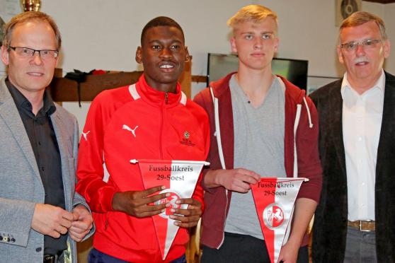 Bürgermeister Dr. Michalzik (links) und FLVW-Kreisvorsitzender Jochheim (rechts) mit den Mannschaftskapitänen aus Namibia und Westfalen FOTO: ANDREAS DUNKER