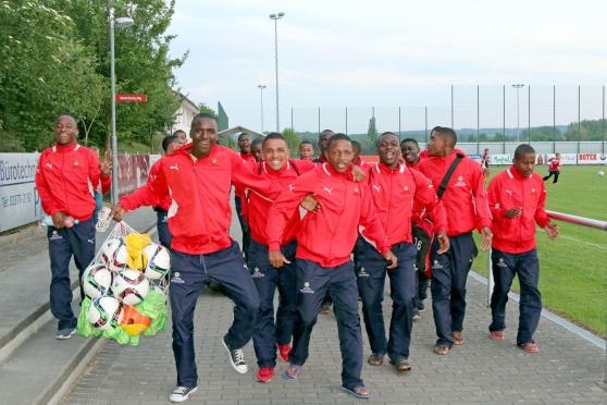 Auszug der afrikanischen Fußballer mit Gesang und Tanz FOTO: ANDREAS DUNKER