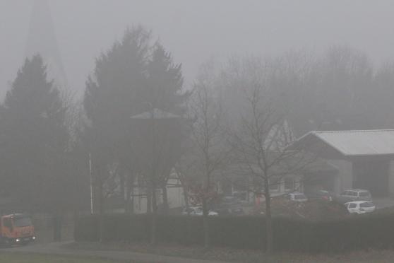 Dichter Nebel verhinderte in Wickede heute die Sicht auf die partielle Sonnenfinsternis. Hier ein Blick vom Haar-Feldweg auf Bauhof und katholische Kirche. FOTO: ANDREAS DUNKER
