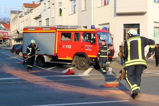 Feuerwehrmänner am Samstag beim Abstreuen einer Ölspur mit Bindemitteln FOTO: ANDREAS DUNKER