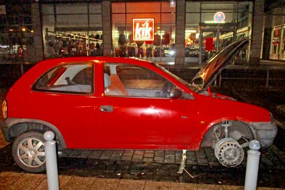 Mit fehlendem Vorderreifen auf Hagens Straßen unterwegs: ein berauschter Autolenker ohne Führerschein aus Wickede. FOTO: POLIZEI