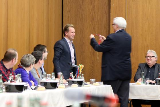 Grünen-Chef Lothar Kemmerzell verleiht einen Karnevalsorden an Kämmerer Christian Wiese FOTO: ANDREAS DUNKER